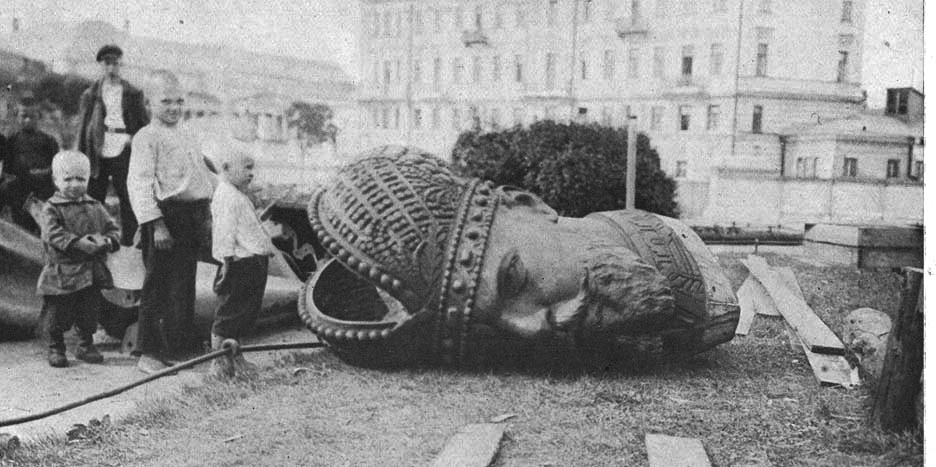 Estatuas del zar fueron derribadas