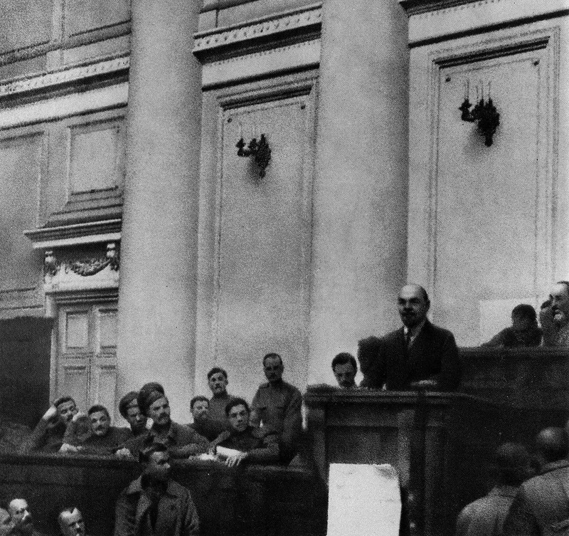 Lenin presenta tesis abril