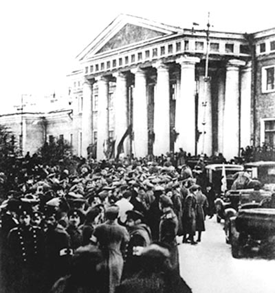 Manifestación de obreros y soldados frente a la Duma - febrero 1917