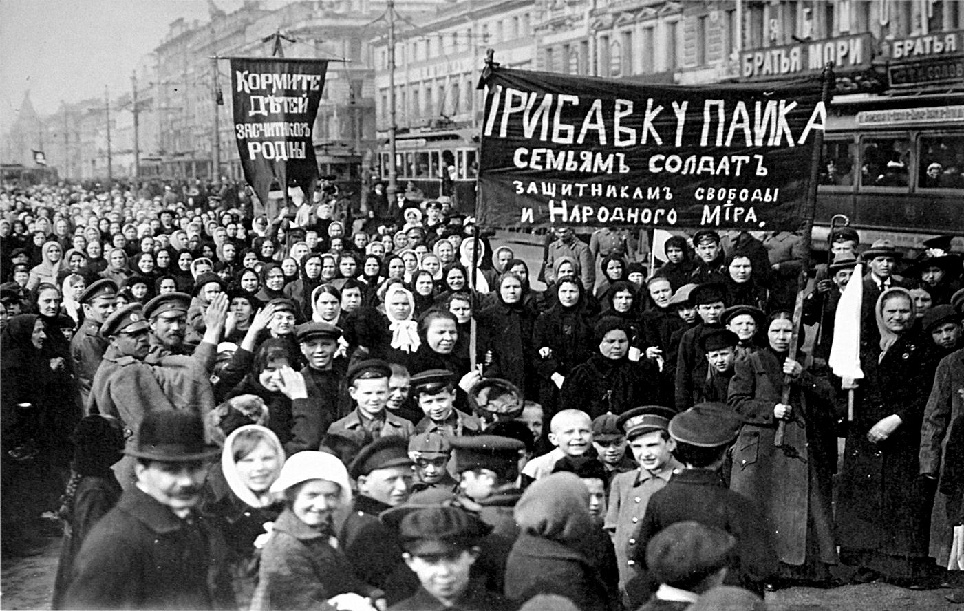 Manifestantes en la revolucion febrero 1917