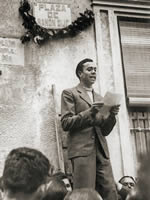 Pronuncia un discurso en la plaza que le dedicaron a Ramón Sijé, su amigo poeta desaparecido tempranamente