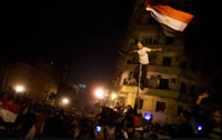 El pueblo celebra la caída del dictador en la Plaza Tahrir. AP/Emilio Moramtti