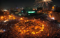 Miles de manifstantes en la Plaza de Tahrir celebran la caída de Mubarak. AP/Khalil Hamra