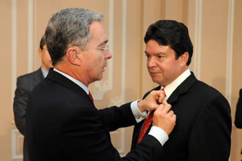 Uribe condecora a Julio Roberto Gómez