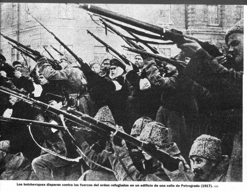 Bolcheviques atacan edificio de Petrogrado en octubre 1917