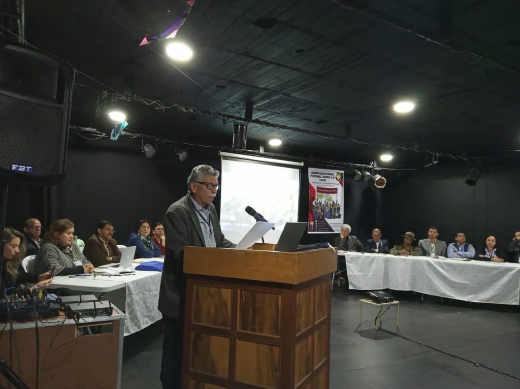 Alejandro Torres Bustamante exponiendo el análisis sobre la reforma pensional
