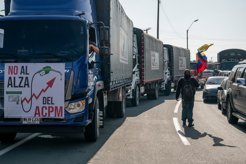 El gobierno del cambio exhibe la temblorosa rodilla en tierra ante los financistas y el FMI y la alevosía contra las gentes trabajadoras